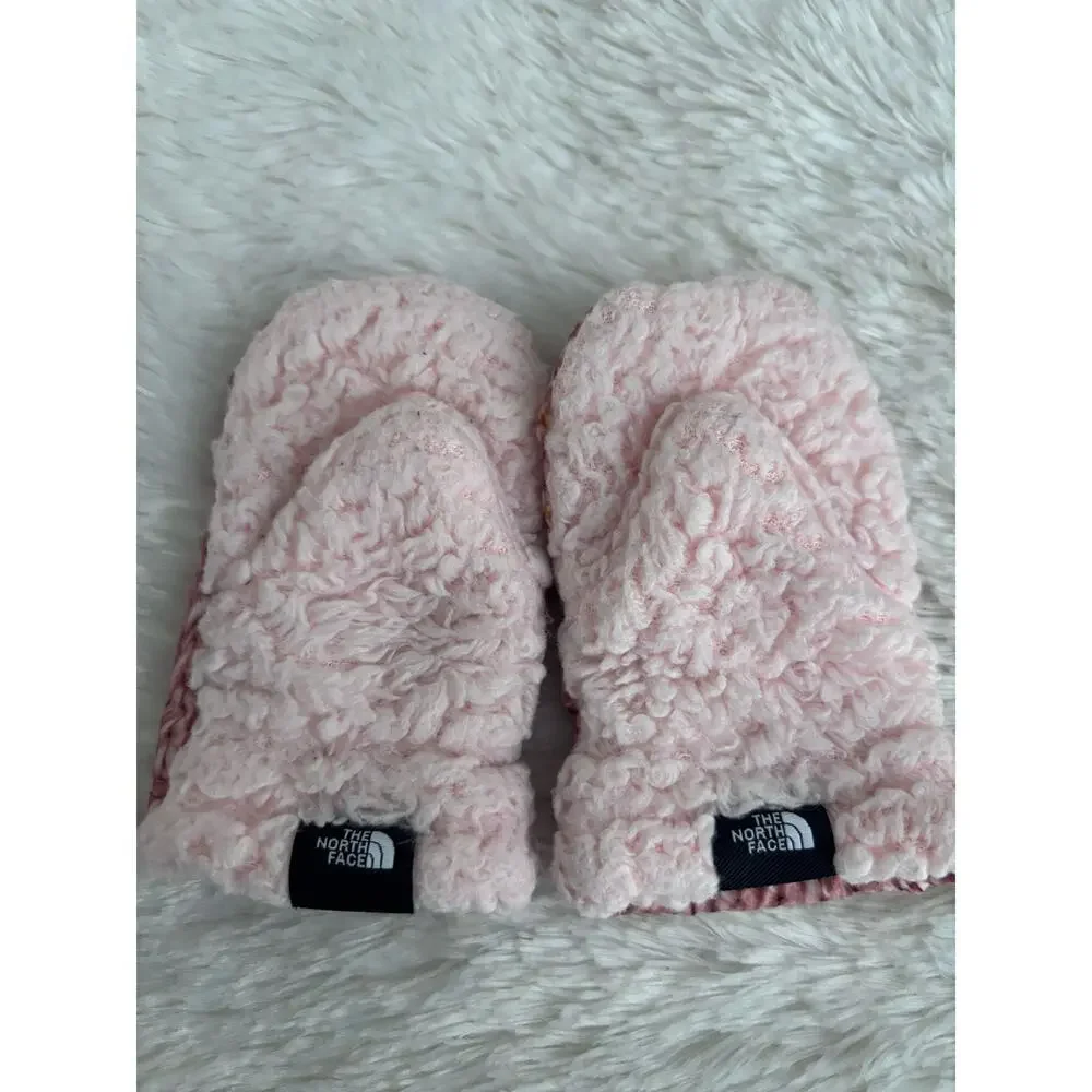 The North Face Baby Bear Suave Oso Mitts in a pink knit pattern.Size XXS
